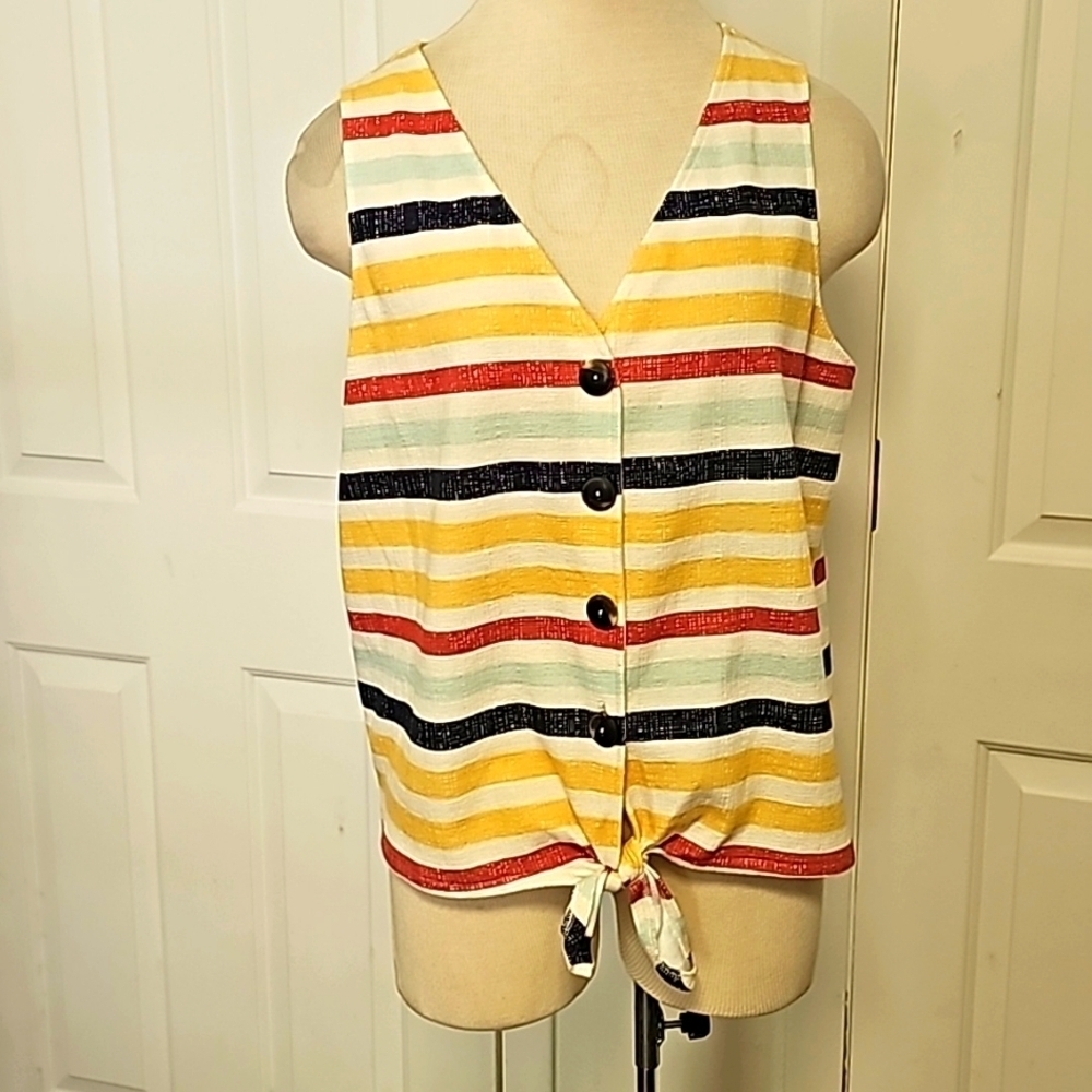 Old Navy sleevless top.‎ Knoted at the waist. Size XL. Striped. Flattering.